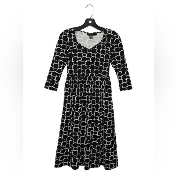 New York and Company black and white long Sleeve Patterned dress. Size XS - Picture 1 of 2